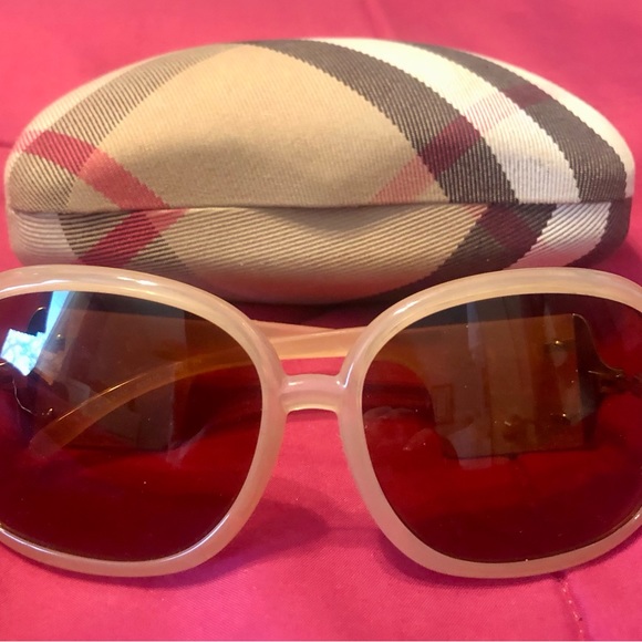 Burberry sunglasses in case - Picture 1 of 7